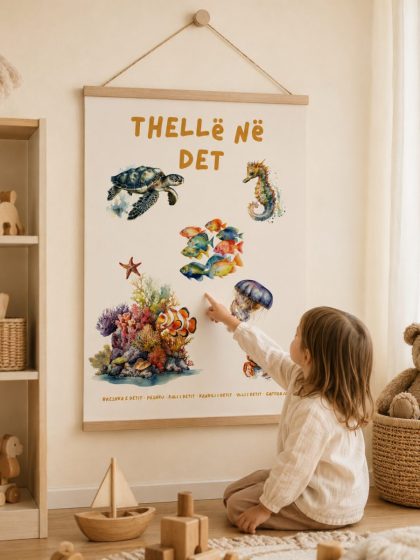 Poster për fëmijë – Thellë në det: Breshka dhe koralet